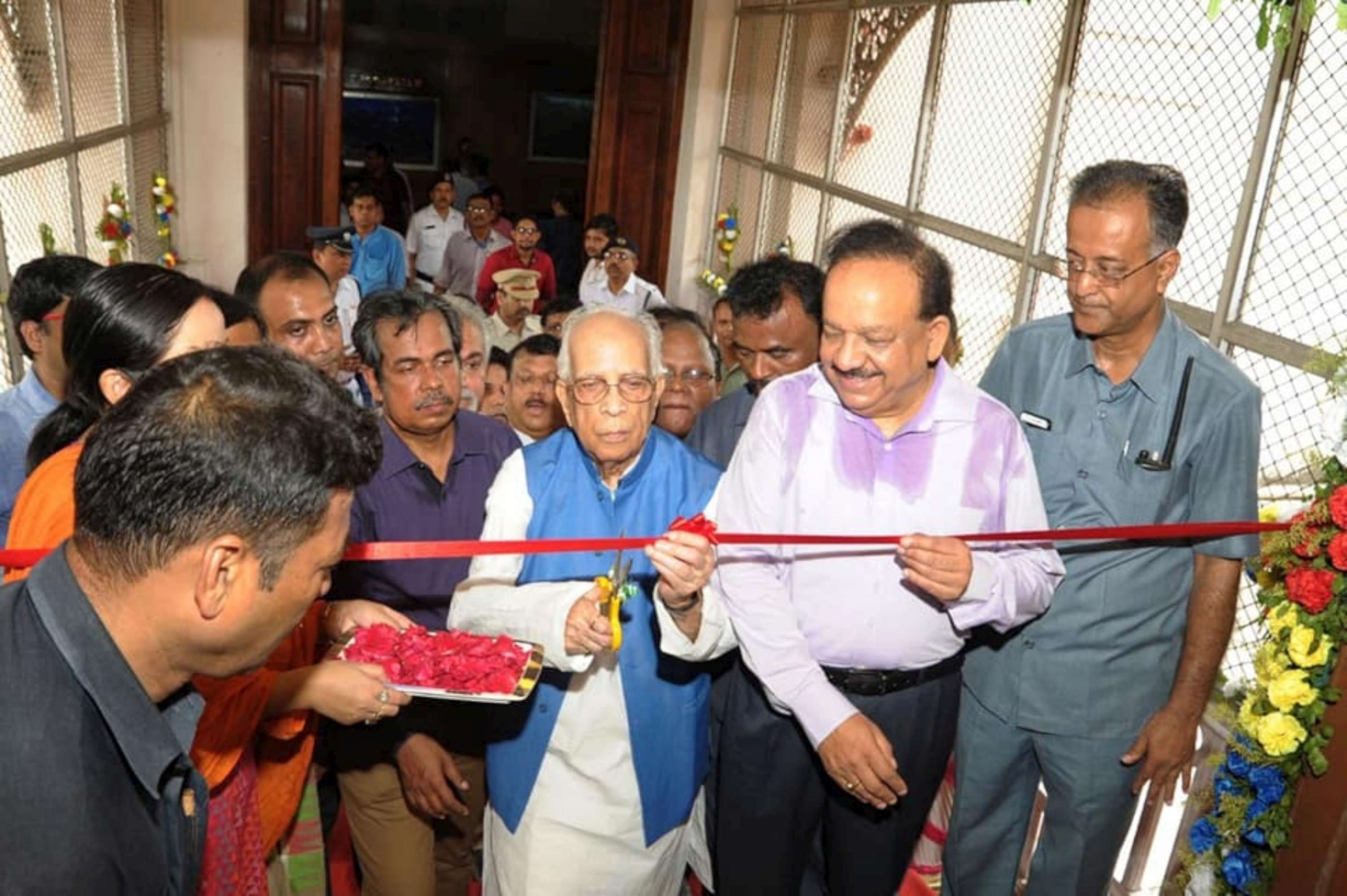 Dr. Harsh Vardhan, Minister MOEF & CC opening the galleries on 9th May 2018